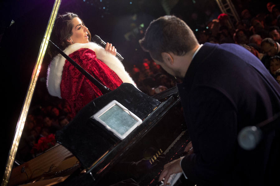 Ruth Lorenzo brilla con luz propia durante una celebración que ha culminado con un colorido espectáculo pirotécnico y el encendido de un árbol de 40 metros, compuesto por 60.000 bombillas