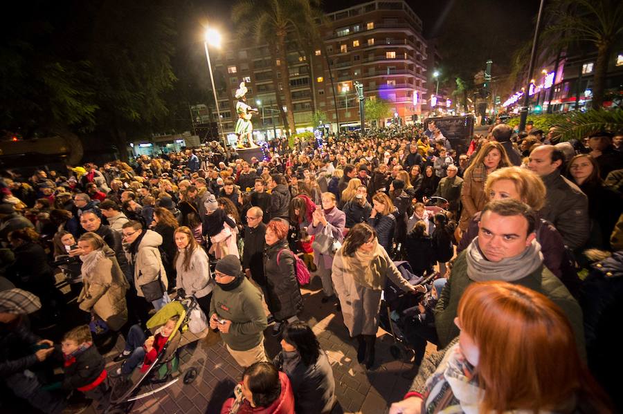 Ruth Lorenzo brilla con luz propia durante una celebración que ha culminado con un colorido espectáculo pirotécnico y el encendido de un árbol de 40 metros, compuesto por 60.000 bombillas