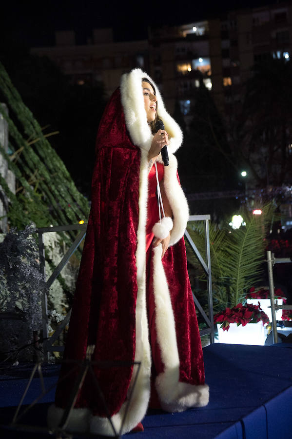 Ruth Lorenzo brilla con luz propia durante una celebración que ha culminado con un colorido espectáculo pirotécnico y el encendido de un árbol de 40 metros, compuesto por 60.000 bombillas