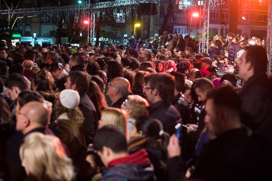 Ruth Lorenzo brilla con luz propia durante una celebración que ha culminado con un colorido espectáculo pirotécnico y el encendido de un árbol de 40 metros, compuesto por 60.000 bombillas
