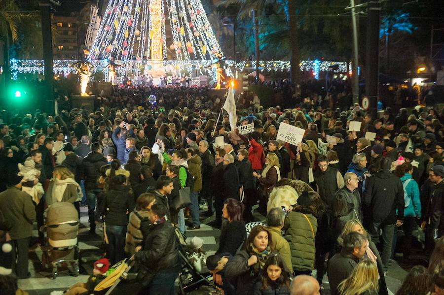 Ruth Lorenzo brilla con luz propia durante una celebración que ha culminado con un colorido espectáculo pirotécnico y el encendido de un árbol de 40 metros, compuesto por 60.000 bombillas