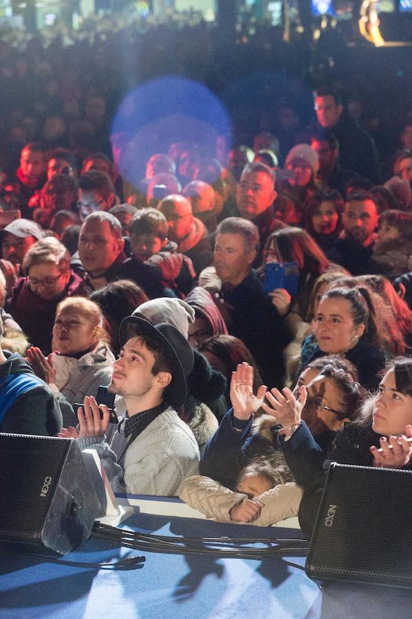 Ruth Lorenzo brilla con luz propia durante una celebración que ha culminado con un colorido espectáculo pirotécnico y el encendido de un árbol de 40 metros, compuesto por 60.000 bombillas