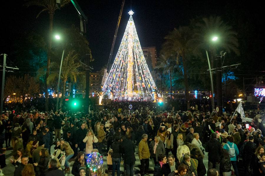 Ruth Lorenzo brilla con luz propia durante una celebración que ha culminado con un colorido espectáculo pirotécnico y el encendido de un árbol de 40 metros, compuesto por 60.000 bombillas