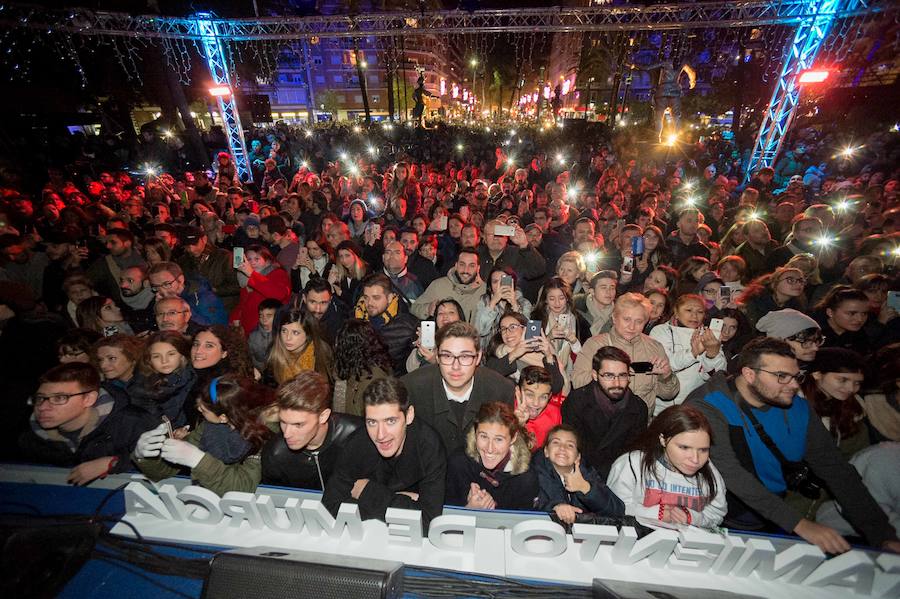 Ruth Lorenzo brilla con luz propia durante una celebración que ha culminado con un colorido espectáculo pirotécnico y el encendido de un árbol de 40 metros, compuesto por 60.000 bombillas