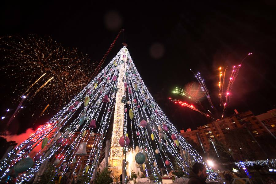 Ruth Lorenzo brilla con luz propia durante una celebración que ha culminado con un colorido espectáculo pirotécnico y el encendido de un árbol de 40 metros, compuesto por 60.000 bombillas