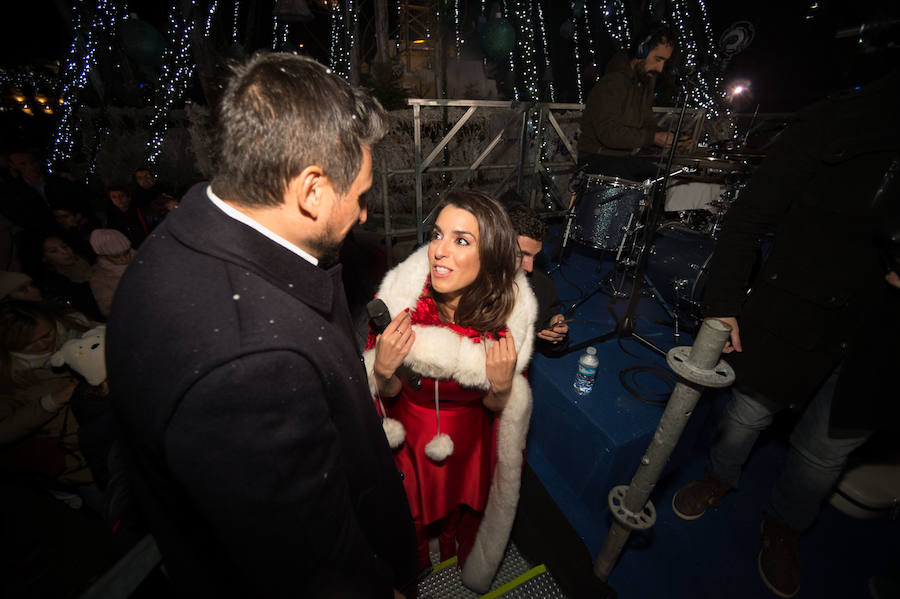 Ruth Lorenzo brilla con luz propia durante una celebración que ha culminado con un colorido espectáculo pirotécnico y el encendido de un árbol de 40 metros, compuesto por 60.000 bombillas