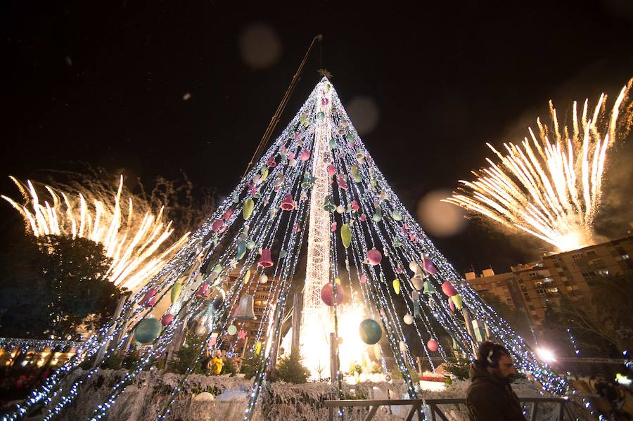 Ruth Lorenzo brilla con luz propia durante una celebración que ha culminado con un colorido espectáculo pirotécnico y el encendido de un árbol de 40 metros, compuesto por 60.000 bombillas