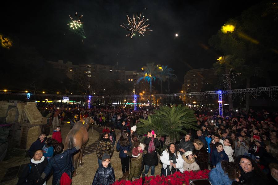 Ruth Lorenzo brilla con luz propia durante una celebración que ha culminado con un colorido espectáculo pirotécnico y el encendido de un árbol de 40 metros, compuesto por 60.000 bombillas