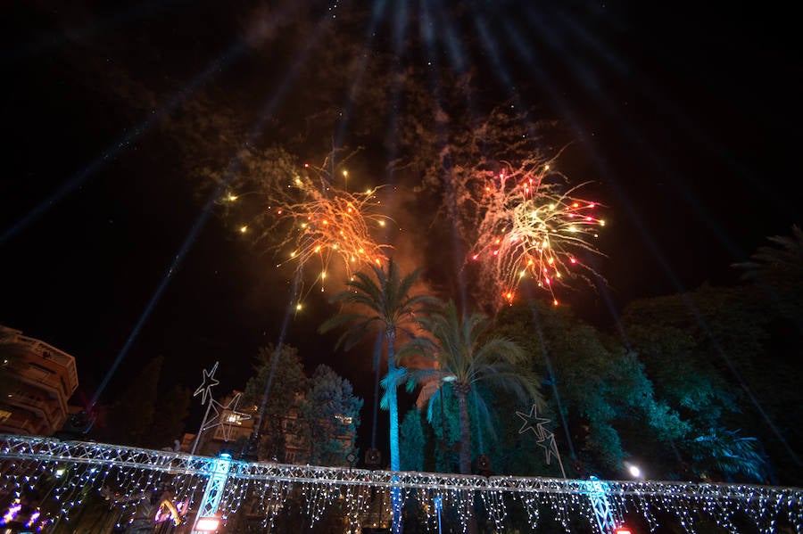 Ruth Lorenzo brilla con luz propia durante una celebración que ha culminado con un colorido espectáculo pirotécnico y el encendido de un árbol de 40 metros, compuesto por 60.000 bombillas