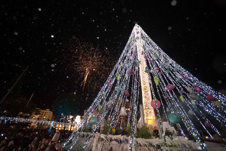 Ruth Lorenzo brilla con luz propia durante una celebración que ha culminado con un colorido espectáculo pirotécnico y el encendido de un árbol de 40 metros, compuesto por 60.000 bombillas