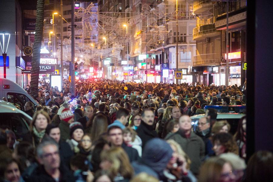 Ruth Lorenzo brilla con luz propia durante una celebración que ha culminado con un colorido espectáculo pirotécnico y el encendido de un árbol de 40 metros, compuesto por 60.000 bombillas