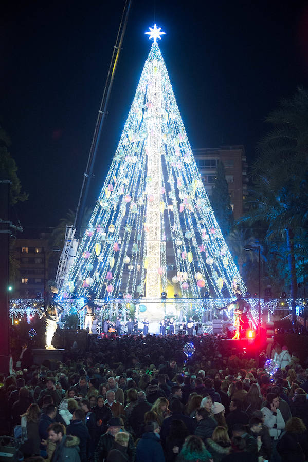 Ruth Lorenzo brilla con luz propia durante una celebración que ha culminado con un colorido espectáculo pirotécnico y el encendido de un árbol de 40 metros, compuesto por 60.000 bombillas