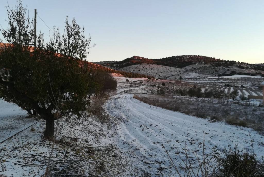 La nieve cubre las casas y el entorno en el complejo turístico Caserío Inazares de Moratalla.