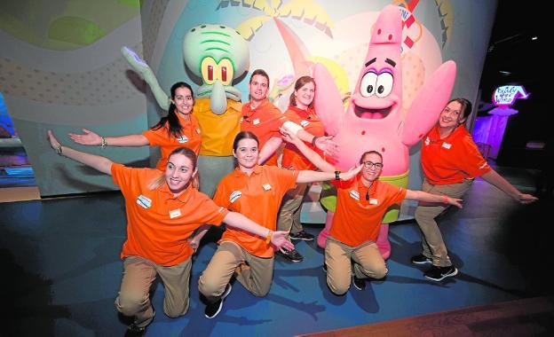 Los monitores junto a los personajes del parque Nickelodeon Adventure.