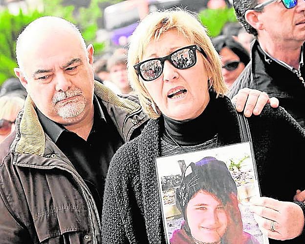 Los padres de Lucía sostienen una fotografía durante una manifestación contra el acoso.