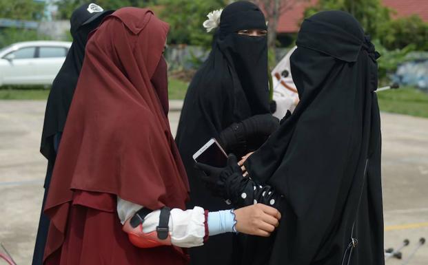 Varias mujeres visten en el niqab en Indonesia. 