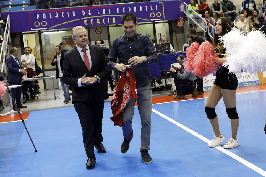 El conjunto de Duda resuelve en los últimos minutos el choque en el que celebró sus mil partidos