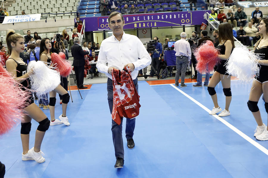 El conjunto de Duda resuelve en los últimos minutos el choque en el que celebró sus mil partidos