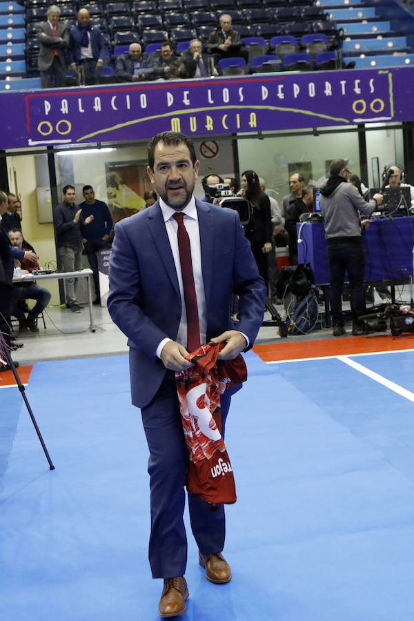 El conjunto de Duda resuelve en los últimos minutos el choque en el que celebró sus mil partidos