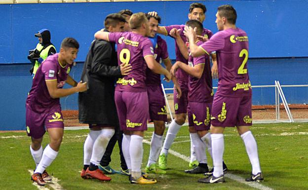 Los jugadores del Efesé celebran el gol de la victoria de Chavero.