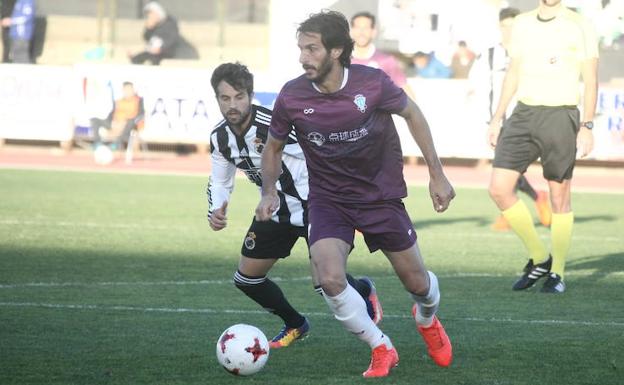 Lance del partido entre el FC Jumilla y el Linense en La Línea.