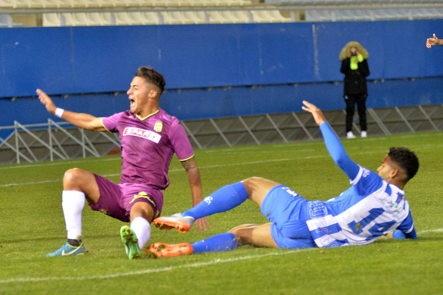 Un tanto de penalti de Chavero en el minuto 90 le da tres puntos muy necesarios ante el Lorca Deportiva al equipo de Monteagudo