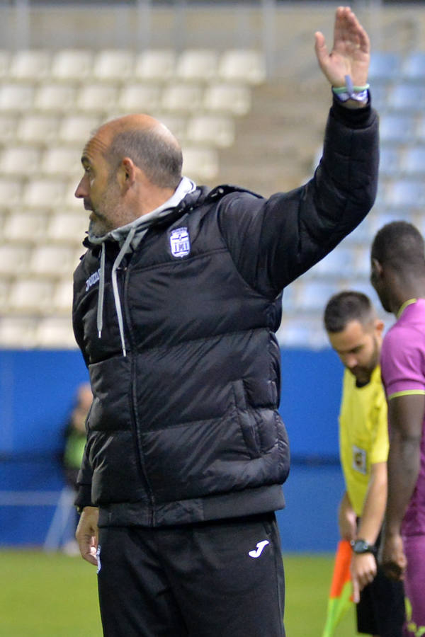 Un tanto de penalti de Chavero en el minuto 90 le da tres puntos muy necesarios ante el Lorca Deportiva al equipo de Monteagudo