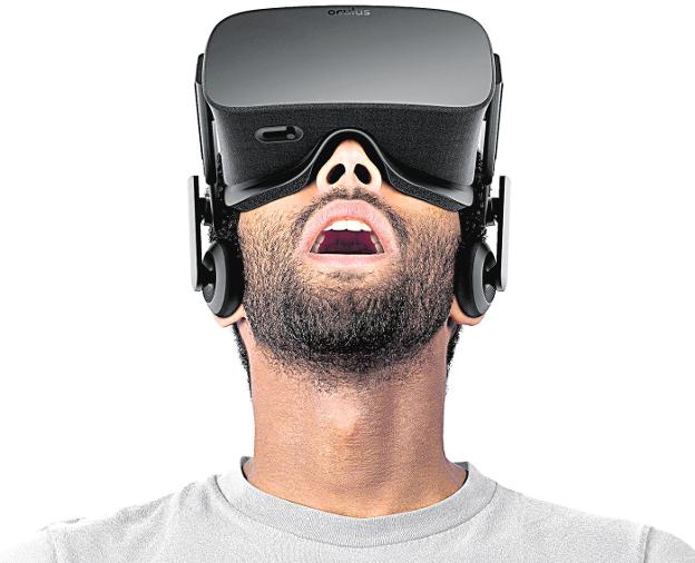 Un joven con gafas de realidad virtual.