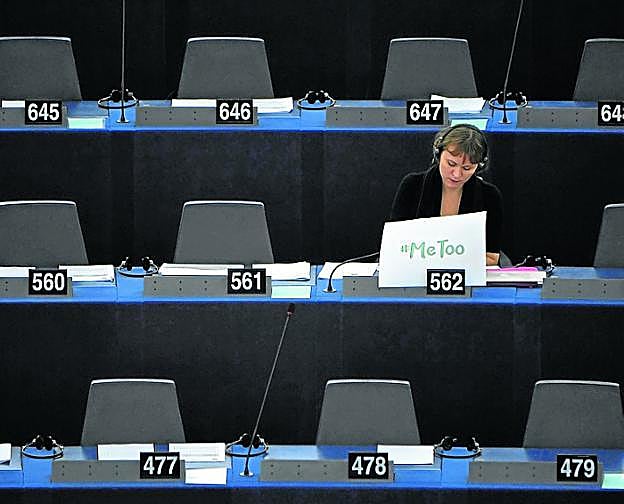 Una solitaria europarlamentaria, en el debate sobre el acoso.