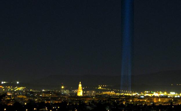 Vista de la ciudad de Murcia con el haz de luz desde la Plaza Circular.