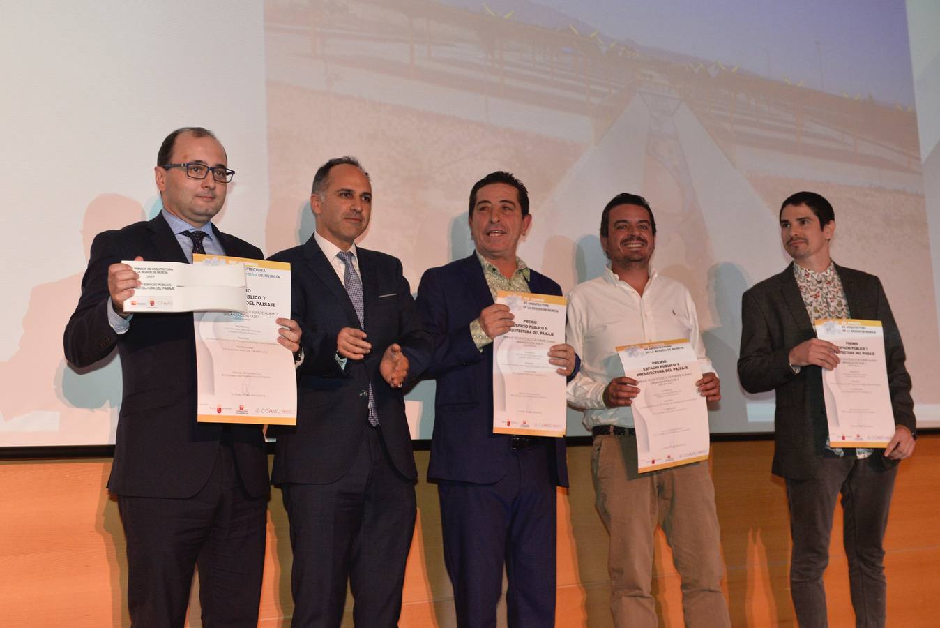 Javier Rubio y Mónica García, del estudio Cómo crear historias, recibieron ayer el Premio Regional de Arquitectura por su obra 'La misteriosa historia del jardín que produce agua', de Cehegín, en un acto en el Archivo General.