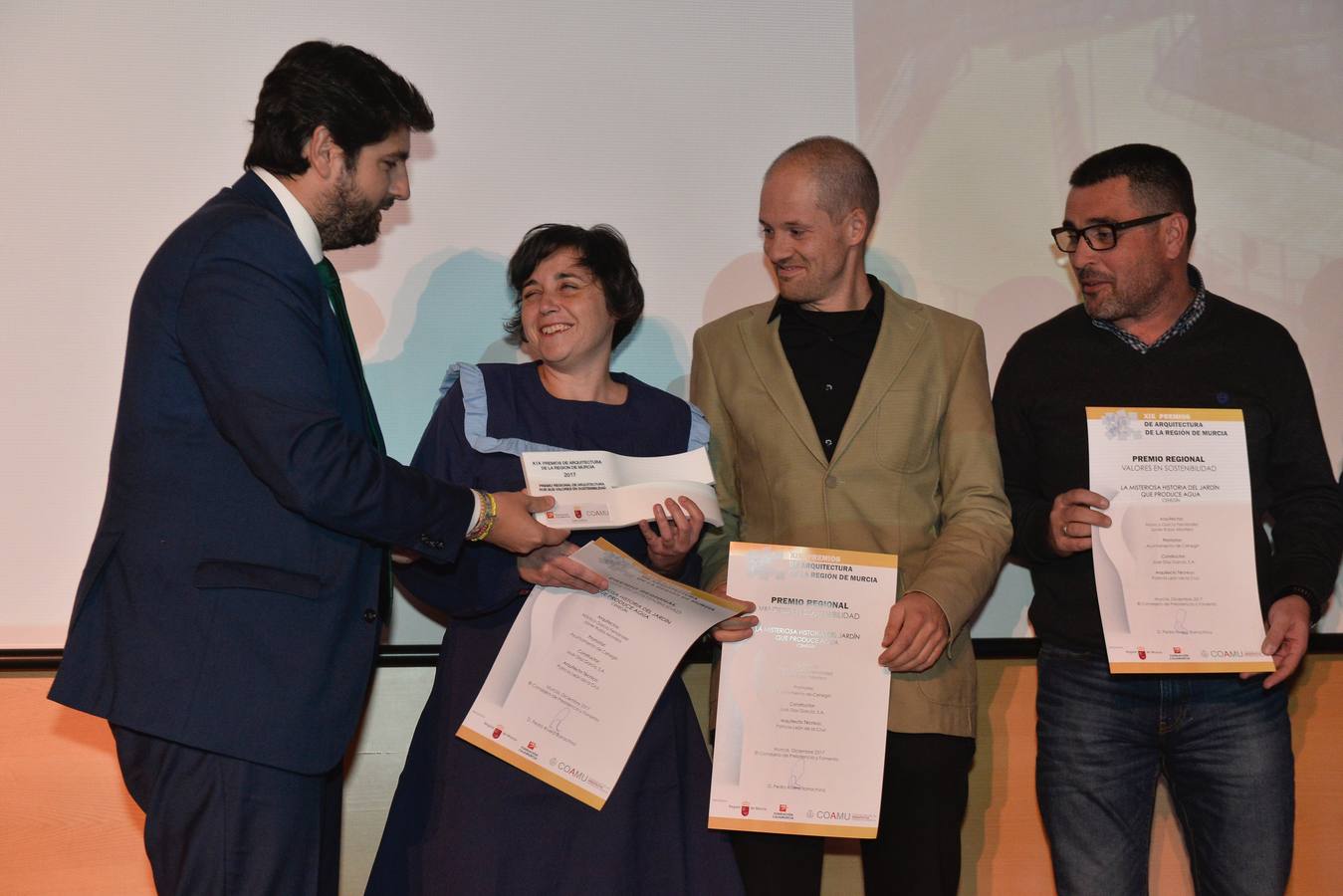 Javier Rubio y Mónica García, del estudio Cómo crear historias, recibieron ayer el Premio Regional de Arquitectura por su obra 'La misteriosa historia del jardín que produce agua', de Cehegín, en un acto en el Archivo General.