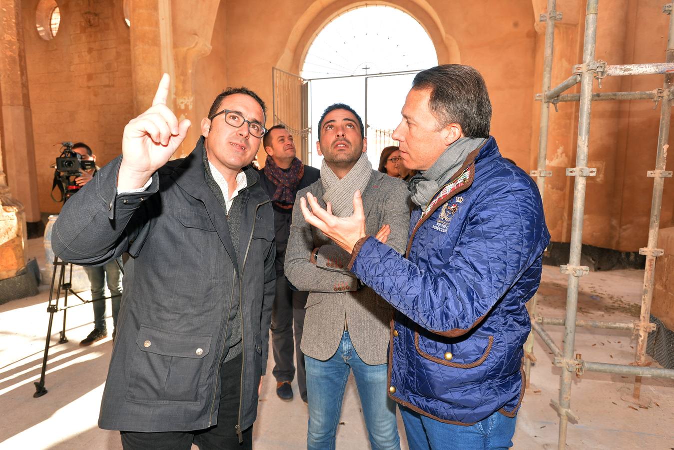 La iglesia de Santa María de Lorca, aún en su estado actual, «es una auténtica belleza». El alcalde, Fulgencio Gil Jódar, no pudo ayer evitar maravillarse al contemplar el monumento, que se encuentra en el ecuador de las obras de rehabilitación