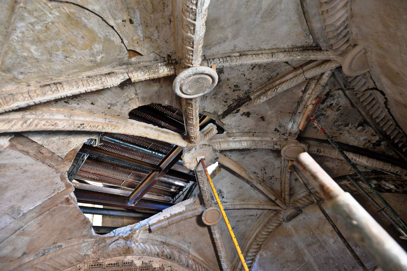 La iglesia de Santa María de Lorca, aún en su estado actual, «es una auténtica belleza». El alcalde, Fulgencio Gil Jódar, no pudo ayer evitar maravillarse al contemplar el monumento, que se encuentra en el ecuador de las obras de rehabilitación