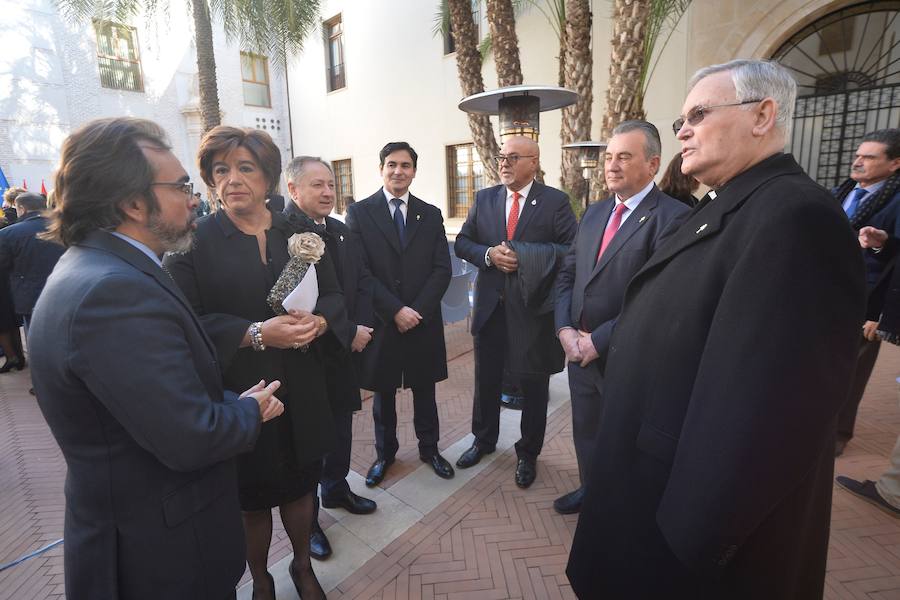 El presidente regional, Fernando López Miras, aseguró este martes, durante el acto de conmemoración del Día de a Constitución , que "mi compromiso es seguir defendiendo y mejorando" la Carta Magna. Para ello abogó "por el espíritu del 78" y por los "consensos". López Miras subrayó que "ningún español es mejor que otro por haber nacido en una u otra Comunidad Autónoma".