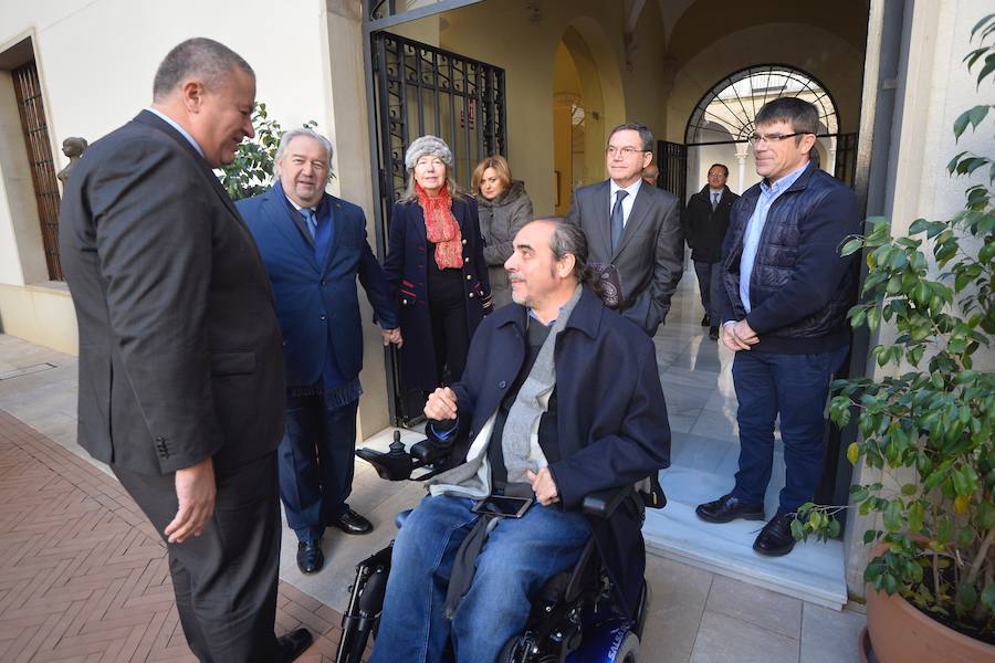 El presidente regional, Fernando López Miras, aseguró este martes, durante el acto de conmemoración del Día de a Constitución , que "mi compromiso es seguir defendiendo y mejorando" la Carta Magna. Para ello abogó "por el espíritu del 78" y por los "consensos". López Miras subrayó que "ningún español es mejor que otro por haber nacido en una u otra Comunidad Autónoma".