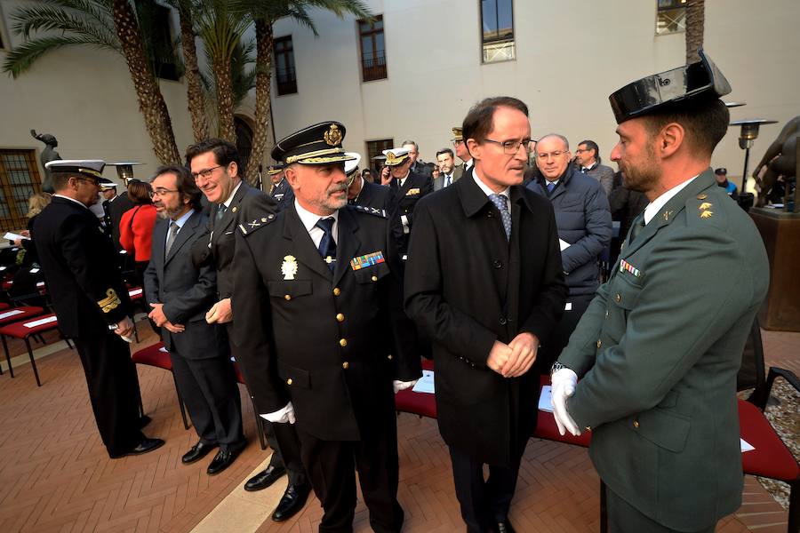 El presidente regional, Fernando López Miras, aseguró este martes, durante el acto de conmemoración del Día de a Constitución , que "mi compromiso es seguir defendiendo y mejorando" la Carta Magna. Para ello abogó "por el espíritu del 78" y por los "consensos". López Miras subrayó que "ningún español es mejor que otro por haber nacido en una u otra Comunidad Autónoma".