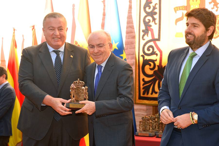 El presidente regional, Fernando López Miras, aseguró este martes, durante el acto de conmemoración del Día de a Constitución , que "mi compromiso es seguir defendiendo y mejorando" la Carta Magna. Para ello abogó "por el espíritu del 78" y por los "consensos". López Miras subrayó que "ningún español es mejor que otro por haber nacido en una u otra Comunidad Autónoma".