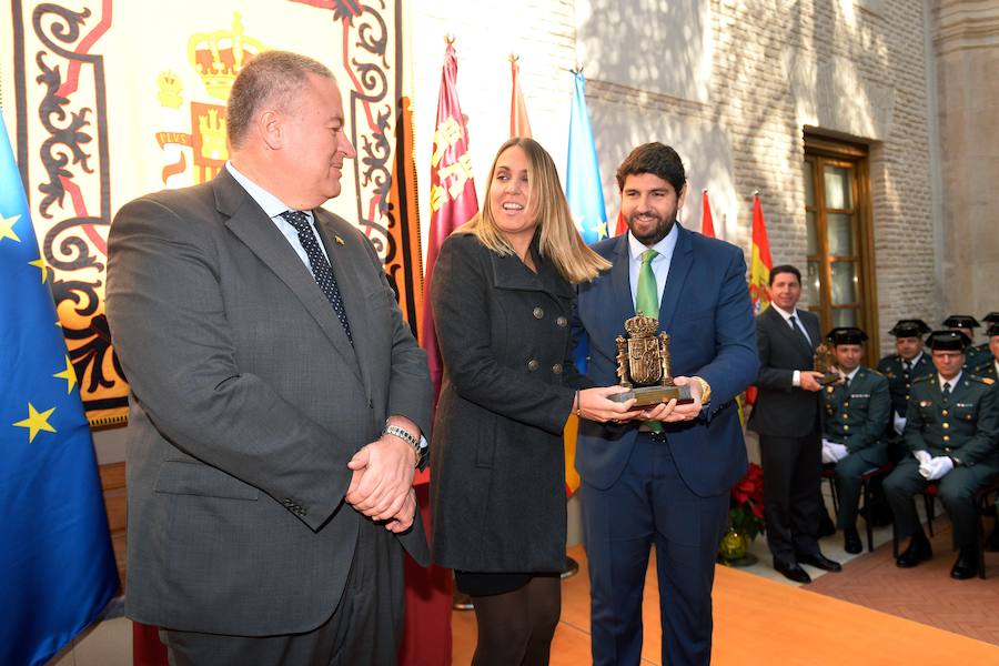 El presidente regional, Fernando López Miras, aseguró este martes, durante el acto de conmemoración del Día de a Constitución , que "mi compromiso es seguir defendiendo y mejorando" la Carta Magna. Para ello abogó "por el espíritu del 78" y por los "consensos". López Miras subrayó que "ningún español es mejor que otro por haber nacido en una u otra Comunidad Autónoma".
