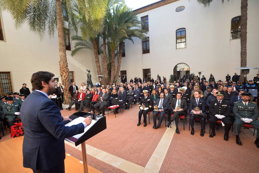 El presidente regional, Fernando López Miras, aseguró este martes, durante el acto de conmemoración del Día de a Constitución , que "mi compromiso es seguir defendiendo y mejorando" la Carta Magna. Para ello abogó "por el espíritu del 78" y por los "consensos". López Miras subrayó que "ningún español es mejor que otro por haber nacido en una u otra Comunidad Autónoma".