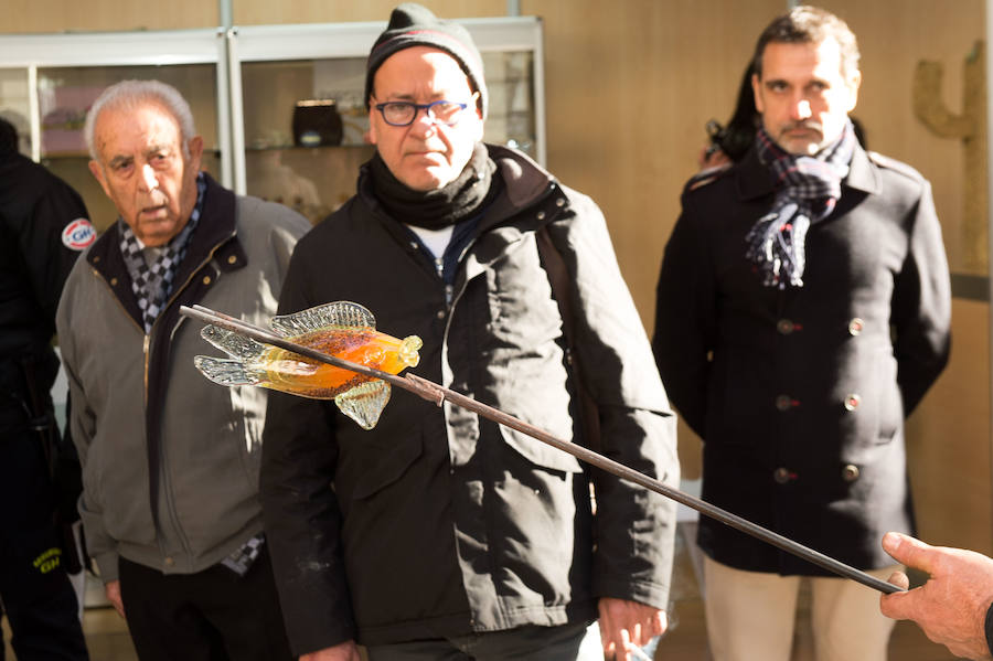 El consejero de Empleo, Universidades y Empresa, Juan Hernández, inauguró hoy en la avenida Alfonso X el Sabio de Murcia la XXXIII Muestra de Artesanía de Navidad, que este año cuenta con la participación de 71 artesanos y estará abierta hasta el 5 de enero. Acompañado por el director general de Comercio, Consumo y Simplificación Administrativa, Francisco Abril, y la concejala del ramo del Ayuntamiento de Murcia, María del Carmen Pelegrín, recorrió los stands participantes en la muestra para conocer de primera mano el trabajo de estos profesionales.