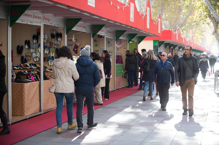 El consejero de Empleo, Universidades y Empresa, Juan Hernández, inauguró hoy en la avenida Alfonso X el Sabio de Murcia la XXXIII Muestra de Artesanía de Navidad, que este año cuenta con la participación de 71 artesanos y estará abierta hasta el 5 de enero. Acompañado por el director general de Comercio, Consumo y Simplificación Administrativa, Francisco Abril, y la concejala del ramo del Ayuntamiento de Murcia, María del Carmen Pelegrín, recorrió los stands participantes en la muestra para conocer de primera mano el trabajo de estos profesionales.