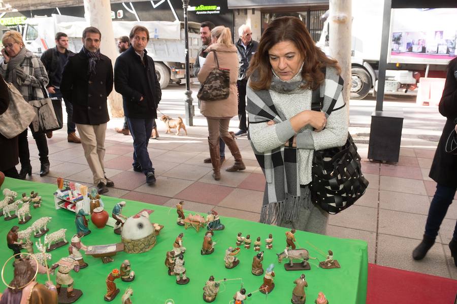 El consejero de Empleo, Universidades y Empresa, Juan Hernández, inauguró hoy en la avenida Alfonso X el Sabio de Murcia la XXXIII Muestra de Artesanía de Navidad, que este año cuenta con la participación de 71 artesanos y estará abierta hasta el 5 de enero. Acompañado por el director general de Comercio, Consumo y Simplificación Administrativa, Francisco Abril, y la concejala del ramo del Ayuntamiento de Murcia, María del Carmen Pelegrín, recorrió los stands participantes en la muestra para conocer de primera mano el trabajo de estos profesionales.