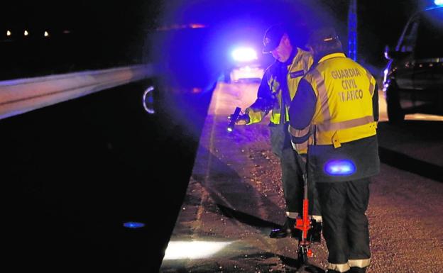 Muere al caer con su coche al Trasvase