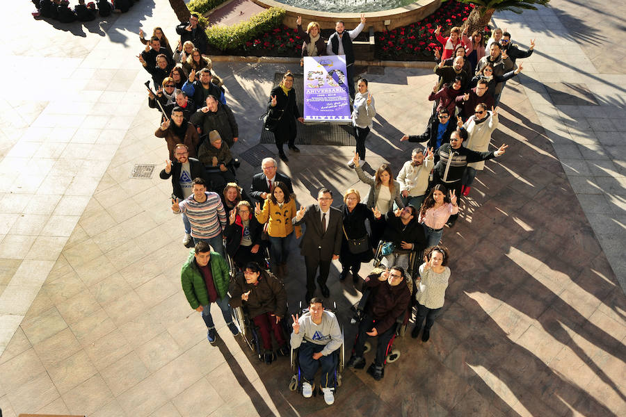 Coincidiendo con el Día Internacional del Voluntariado que se celebró este martes, 5 de diciembre, el alcalde de Murcia, José Ballesta, junto a la concejal Rebeca Pérez, la fundadora de Auxilia Murcia, Cristina Lapuente, y la delegada de dicha entidad, Almudena Martínez, presentó el 50 aniversario de esta asociación de voluntariado que tiene como objetivo la integración de las personas con discapacidad mediante actividades de ocio y tiempo libre.