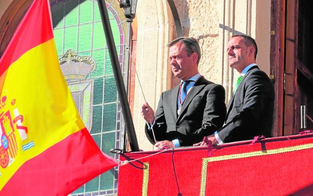 Ortuño iza ayer la bandera, junto a José Francisco Puche (d). 