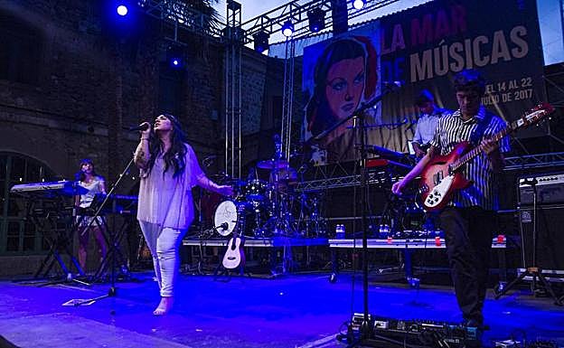 Carla Morrison en su actuación en La Mar de Músicas. 