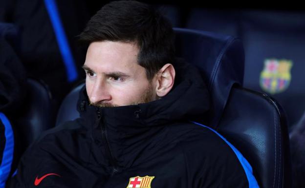 Leo Messi, en el banquillo con el Barcelona. 