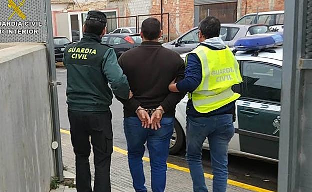 Los agentes trasladan al detenido. 