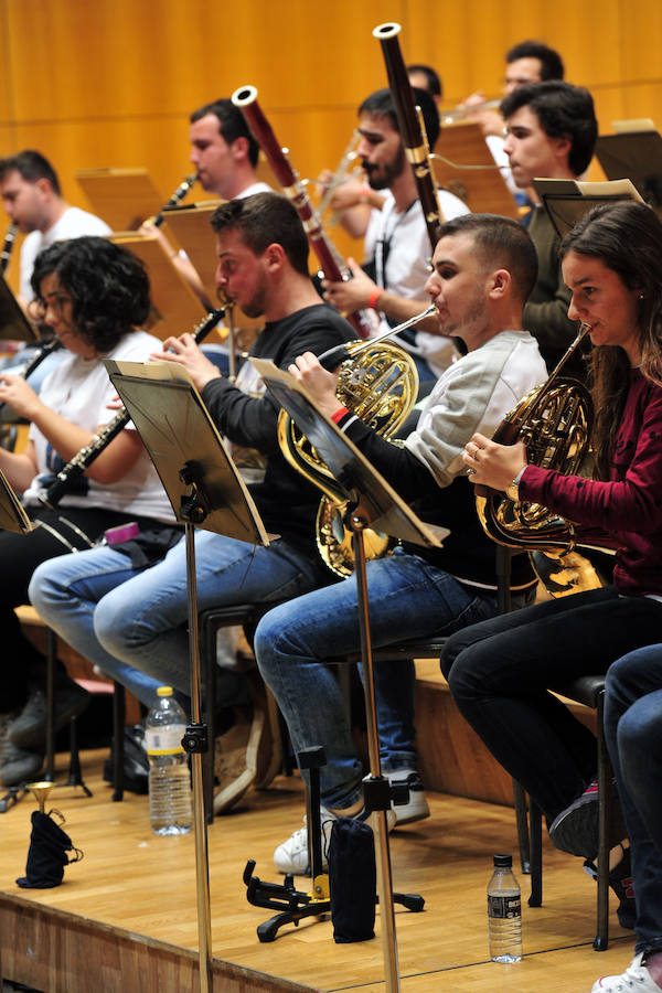 El conjunto se reúnepor primera vez bajo la batuta de Virginia Martínez para preparar su concierto de presentación 